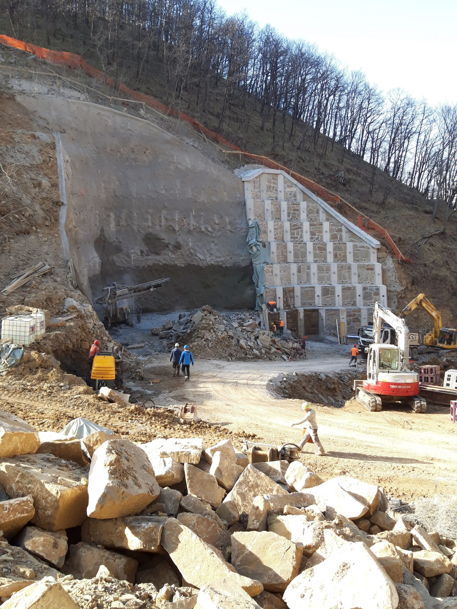 Gradbišče železniške proge z težko mehanizacijo v naravnem okolju